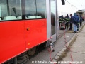 Skládání prototypu tramvaje Škoda 14T ev.č.9111 na pražské koleje v areálu Opravny tramvají Ústředních dílen | 11.12.2005