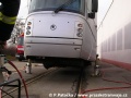 Skládání prototypu tramvaje Škoda 14T ev.č.9111 na pražské koleje v areálu Opravny tramvají Ústředních dílen | 11.12.2005