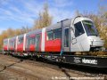 Vůz Škoda 14T ev.č.9113 ložený na třech plošinových vozech a přivezený lokomotivou 740.469-2 na kolejiště nádraží Praha-Zličín | 30.10.2006