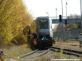 Posun vozu Škoda 14T ev.č.9113 loženého na třech plošinových vozech lokomotivou 740.469-2 na kolejišti nádraží Praha-Zličín | 30.10.2006