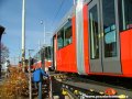 Skládání tramvaje Škoda 14T ev.č.9113 na pražské koleje na předávací koleji Zličín | 30.10.2006