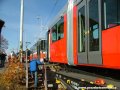 Skládání tramvaje Škoda 14T ev.č.9113 na pražské koleje na předávací koleji Zličín | 30.10.2006