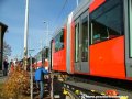 Skládání tramvaje Škoda 14T ev.č.9113 na pražské koleje na předávací koleji Zličín | 30.10.2006