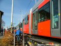 Skládání tramvaje Škoda 14T ev.č.9113 na pražské koleje na předávací koleji Zličín | 30.10.2006