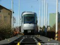 Skládání tramvaje Škoda 14T ev.č.9113 na pražské koleje na předávací koleji Zličín | 30.10.2006