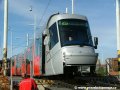 Skládání tramvaje Škoda 14T ev.č.9113 na pražské koleje na předávací koleji Zličín | 30.10.2006
