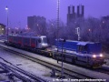 Lokomotiva 740.469-2 a na třech plošinových vozech ložený vůz Škoda 14T ev.č.9115 na nádraží Praha-Zličín vyčkávají za mrazivého rána na povolení posunu k rampě předávací koleje | 28.12.2006