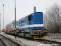 Lokomotiva 740.469-2 a na třech plošinových vozech ložený vůz Škoda 14T ev.č.9115 na nádraží Praha-Zličín vyčkávají za mrazivého rána na povolení posunu k rampě předávací koleje | 28.12.2006