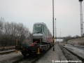 Vůz Škoda 14T ev.č.9115 ložený na třech plošinových vozech na nádraží Praha-Zličín | 28.12.2006
