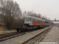 Lokomotiva 740.469-2 posunuje vůz Škoda 14T ev.č.9115 ložený na třech plošinových vozech k rampě předávací koleje Zličín | 28.12.2006