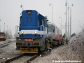 Lokomotiva 740.469-2 posunuje vůz Škoda 14T ev.č.9115 ložený na třech plošinových vozech k rampě předávací koleje Zličín | 28.12.2006