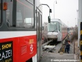 Souprava vozů T6A5 ev.č.8611+8612 najela až na kraj předávací koleje Zličín, aby mohlo dojít k propojení s vozem Škoda 14T ev.č.9115 | 28.12.2006