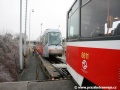Souprava vozů T6A5 ev.č.8611+8612 najela až na kraj předávací koleje Zličín, aby mohlo dojít k propojení s vozem Škoda 14T ev.č.9115 | 28.12.2006