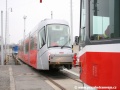 Vytahování vozu Škoda 14T ev.č.9115 na pražské koleje soupravou vozů T6A5 ev.č.8611+8612 pokračuje centimetr po centimetru | 28.12.2006