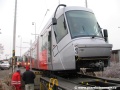 K přetažení celého vozu Škoda 14T ev.č.9115 na předávací kolej Zličín soupravou vozů T6A5 ev.č.8611+8612 zbývá posledních pár desítek centimetrů podvozku, napojení podvozku na pražské koleje bedlivě sleduje v červeném kulichu šéf projektu tramvaje Škoda 14T Pavel Tarant | 28.12.2006
