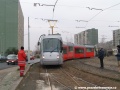 Vůz Škoda 14T ev.č.9115 vlastní silou zacouval z předávací koleje Zličín na vnější kolej smyčky Sídliště Řepy | 28.12.2006