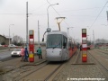 Trochu nepatřičně opouští vůz Škoda 14T ev.č.9115 vlastní silou smyčku Sídliště Řepy s krycím vlakem tvořeným soupravou vozů T6A5 ev.č.8611+8612 v zádech, toto nesprávné řazení vzniklo díky nepříliš logické manipulaci ve smyčce, kdy byla souprava vozů T6A5 nucena zacouvat až do prostoru výstupní zastávky smyčky Sídliště Řepy za vůz Škoda 14T, který najížděl bezprostředně za ní | 28.12.2006