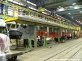 Pod lávkami je zárodek pražské tramvaje 14T budoucího ev.č.9117 během instalace elektrické výzbroje a spojování článků | 28.11.2006