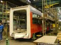 Třetí, druhý a první článek vznikajícího pražského vozu Škoda 14T ev.č.9118. Výstupky na boku vedle spojovacího čepu slouží jako zarážky, aby nedošlo ke zlomení tramvaje při průjezdu oblouky | 28.11.2006
