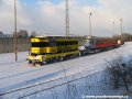 Lokomotiva 740 534-3 a na třech plošinových vozech ložený vůz Škoda 14T ev.č.9117 na nádraží Praha-Zličín. | 27.1.2007