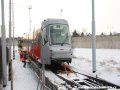 Probíhá odstraňování upevňovacích popruhů vozu Škoda 14T ev.č.9117 na plošinových vozech. | 27.1.2007