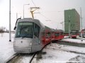Vůz Škoda 14T ev.č.9117 opouští vlastní silou předávací kolej a vjíždí na vnější kolej smyčky Sídliště Řepy. | 27.1.2007