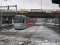 Za husté sněhové vánice míří Plzeňskou ulicí k vozovně Motol vůz Škoda 14T ev.č.9117 jedoucí za krycím vlakem u vozů T6A5 ev.č.8713+8714. | 27.1.2007