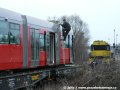 Ještě před vytažením vozu Škoda 14T ev.č.9119 pod trolej na kusé předávací koleji je nutné odjistit polopantograf na střeše vozu. | 16.2.2007