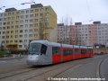 Vůz Škoda 14T ev.č.9119 klesá Makovského ulicí k zastávce Slánská. | 16.2.2007