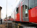 Souprava vozů T6A5 ev.č.8677+8624 vytahuje na pražské koleje vůz Škoda 14T ev.č.9121 z plošinových železničních vozů. | 5.3.2007
