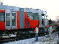 Před vytažením vozu na tramvajové koleje je ještě před vytažením vozu pod trolejové vedení nutné uvolnit jištění pantografu. | 22.3.2007