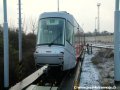 Tramvajový vůz Škoda 14T ev.č.9122 je připraven k vytažení na kolejovou síť z plošinových vozů. | 22.3.2007