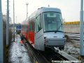 Tramvajový vůz Škoda 14T ev.č.9122 je připraven k vytažení na kolejovou síť z plošinových vozů. | 22.3.2007