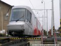 Vytahování vozu Škoda 14T ev.č.9122 na pražské koleje soupravou vozů T6A5 ev.č.8717+8718 pokračuje centimetr po centimetru. | 22.3.2007
