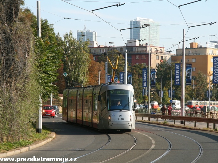 Vůz Škoda 14T ev.č.9126 vypravený na linku 17 míří k Vyšehradskému tunelu. | 18.10.2011