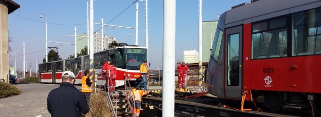 Vůz KT8D5.RN2P ev.č.9091 se připravuje na vytažení vozu Škoda 14T ev.č.9127 na pražskou kolejovou síť. | 10.3.2015