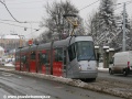 Vůz 14T ev.č.9141 vypravený na linku 8 vyčkává na signál volno u křižovatky Sirotčinec | 11.1.2010