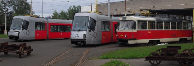 Vozy Škoda 14T ev.č.9142 a 9114 na prohlídce stupně PU v Ústředních dílnách ve společnosti vozu T3SUCS ev.č.7265 určeného k prodeji. | 16.5.2014