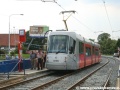 Vůz Škoda 14T ev.č.9155 vypravený na linku 19 odbavuje cestující v zastávce Hloubětín. | 25.6.2010