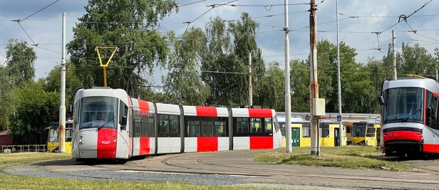 Vůz Škoda 14T Elektra #9167 v rámci prohlídky stupně PÚ obdržel nový jednotný lak Pražské integrované dopravy. | 28.6.2023