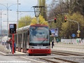 V zastávce Dvorce odbavuje cestující vůz Škoda 15T ForCity Alfa ev.č.9222 vypravený na linku 3. | 22.4.2012