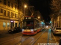 Vůz Škoda 15T ev.č.9244 vypravený na linku 10 míří Korunní ulicí k zastávce Šumavská. | 8.1.2012