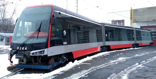 Vůz Škoda 15T ForCity Alfa #9264 odstavený na jalových pdovozcích během prohlídky stupně PÚ v Ústředních dílnách. | 7.3.2018