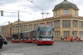 Od zastávky Želivského u metra odbočuje křižovatkou Strojimport k Nákladovému nádraží Žižkov vůz Škoda 15T ForCity Alfa #9287 vypravený na linku 26. | 22. 7. 2026