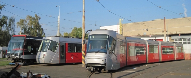 Vozy Škoda 15T ForCity Alfa a ŠKoda 14T Elektra v různých stupních prohlídek v Ústředních dílnách. | 8.10.2018