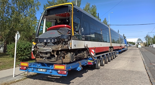 Na opravu do Škody Transportation míří vůz Škoda 15T ForCity #9333 poškozený při nehodě na Pohořelci. | 18.9.2020