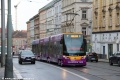 Od zastávky Braunova stoupá k Laurové Radlickou ulicí vůz Škoda 15T ForCity Alfa #9404 vypravený na linku 7. | 23.6.2025