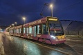 V místě, kde tramvajová trať narušuje původní přímost Radlické ulice a elegantními protioblouky se dostává dále od úpatí kopce Mrázovka, aby umožnila bezpečné vyústění tunelu Mrázovka pózuje rannímu chodci vůz Škoda 15T ForCity Alfa #9415 při manipulačním nájezdu linky 7 do Radlic. Tyto nájezdy probíhají z vozovny Motol bez cestujících, aby cestující nebyli zaskočeni tím, že je tramvaj odveze z Bertramky až na Křížovou a mine tak stanici metra Anděl. V pozadí za tramvají jsou patrné kopce navezené zeminy v prostoru zrušeného nákladového nádraží Smíchov. | 28.7.2024