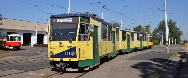 V posledních týdnech byly do Prahy dovezeny další dva vozy KT8D5 z Miskolce s určením na modernizaci na typ KT8D5.R2NP. Posunovaný vůz ev.č.215 (ex DP Mostu a Litvínova ev.č.321) tak vyčká v Ústředních dílnách na zahájení této modernizace. | 19.8.2016