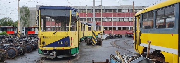 Vůz KT8D5 #215 (ex DP Mostu a Litvínova #321) zachycený ve společnosti ex plzeňského vozu T3R.P #234 a článků vozu KT8D5.RN2P #9106 v pozadí se již chystá na svou další životní etapu v podobě pražského vozu KT8D5.RN2P #9107. | 24.5.2022
